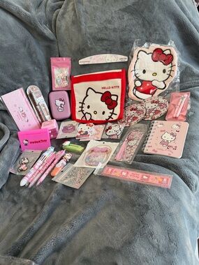 ❤️Sanrio - Hello Kitty Travel Bag & 20+ Accessories Piece Set